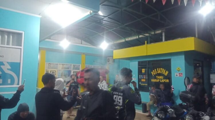 Warga Cianjur Selatan saat protes ke kantor PLN cabang Tanggeung akibat pemadaman secara berkala yang menghambat aktivitas mereka, Selasa (24/2/2026). (Foto : detikJabar)