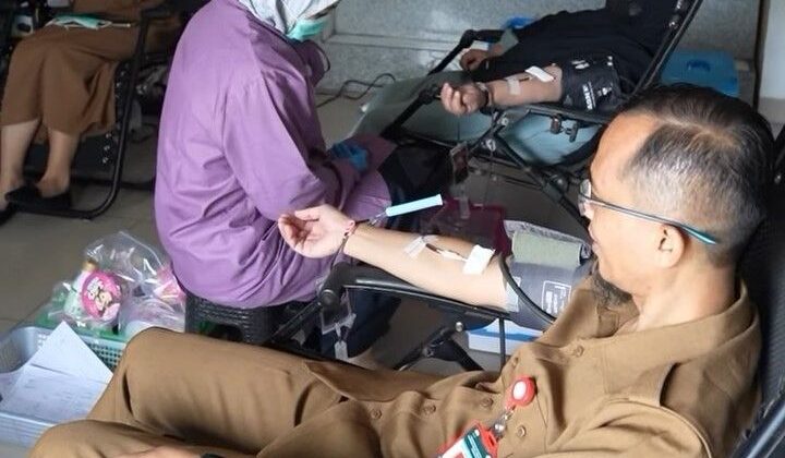 Bantu Sesama, Puluhan Pegawai dan Masyarakat Ikuti Donor Darah di RSUD Cimacan