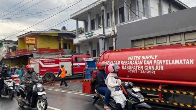 
					Mobil pemadam kebakaran masih berjaga di sekitar lokasi kebakaran, Senin (23/2/2026). (Foto : Istimewa)