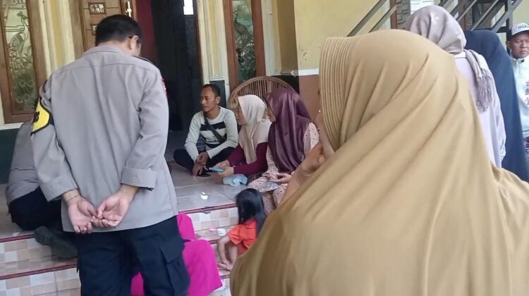 Para peserta arisan paket lebaran yang kecewa mendatangi rumah DS (43), yang dikenal sebagai pengelola arisan. (Foto : dok Polres Cianjur).