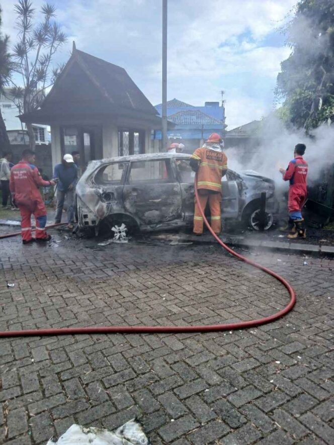 
					Belajar Nyetir Berujung Petaka, Mobil Wisatawan Terbakar di Villa Kota Bunga