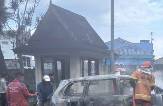 Belajar Nyetir Berujung Petaka, Mobil Wisatawan Terbakar di Villa Kota Bunga