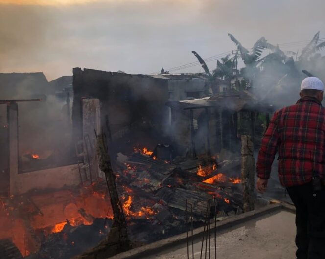 
					Kebakaran di Cipanas Cianjur, 12 Rumah Hangus Diduga Akibat Ledakan Gas