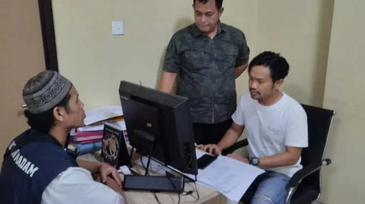 Terduga pelaku penganiayaan saat diperiksa di Polsek Cugenang. (Foto : Polsek Cugenang)