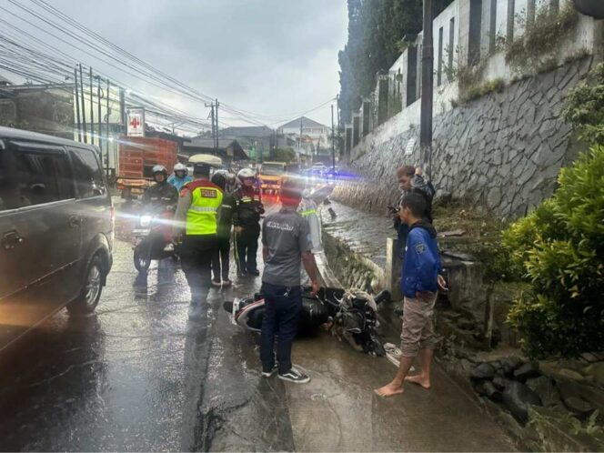 
					Diduga Hanyut di Cipanas, Dua Pengendara Motor Terseret Arus Deras Kali Cipendawa