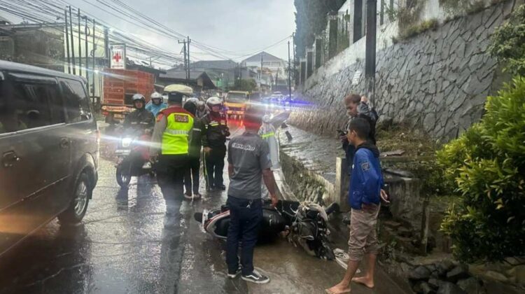 Diduga Hanyut di Cipanas, Dua Pengendara Motor Terseret Arus Deras Kali Cipendawa
