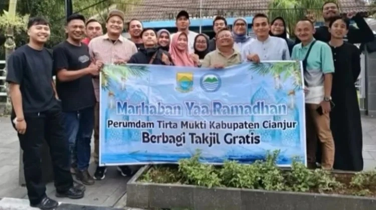Berbagi Berkah Ramadan, Perumdam Tirta Mukti Sebar Takjil Gratis di Cianjur