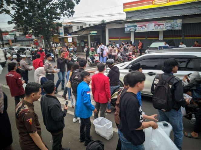 
					Pererat Silaturahmi Ramadan, Sinergi Polri dan Mahasiswa di Cianjur Bagikan Ratusan Takjil