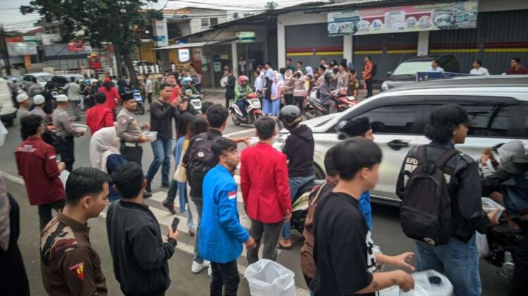 Pererat Silaturahmi Ramadan, Sinergi Polri dan Mahasiswa di Cianjur Bagikan Ratusan Takjil