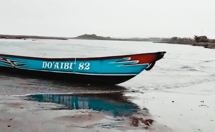 perahu nelayan terdampar