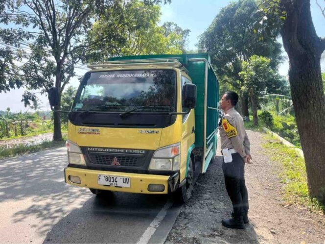 
					Nekat Beroperasi Saat Mudik, 15 Truk Pasir Ditilang Polisi di Pasirhayam Cianjur
