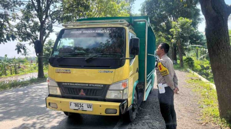 Nekat Beroperasi Saat Mudik, 15 Truk Pasir Ditilang Polisi di Pasirhayam Cianjur