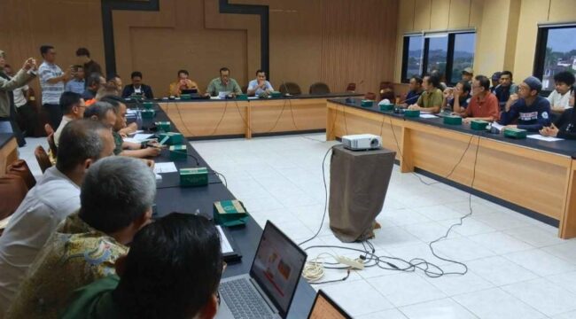 Suasana Rapat Dengar Pendapat di DPRD Kabupaten Cianjur mengenai proyek geothermal di Gunung Gede Pangrango, Selasa (14/4/2026). (foto : cianjurtimes)