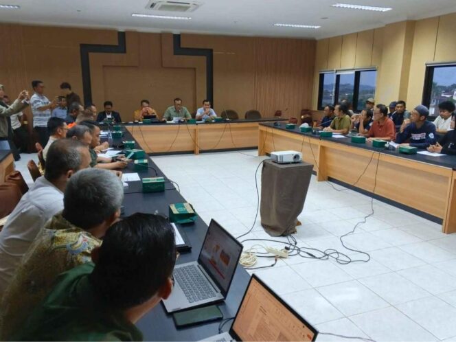 
					Suasana Rapat Dengar Pendapat di DPRD Kabupaten Cianjur mengenai proyek geothermal di Gunung Gede Pangrango, Selasa (14/4/2026). (foto : cianjurtimes)