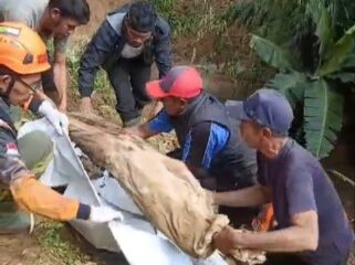 Tanah longsor di lahan pemakaman Desa Batulawang Kecamatan Cipanas mengakibatkan sejumlah jenazah keluar dari makamnya, Kamis (16/4/2026). (Foto : tangkapan layar)