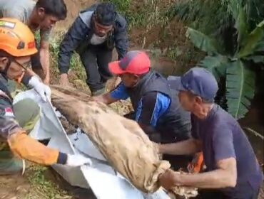 Tanah longsor di lahan pemakaman Desa Batulawang Kecamatan Cipanas mengakibatkan sejumlah jenazah keluar dari makamnya, Kamis (16/4/2026). (Foto : tangkapan layar)