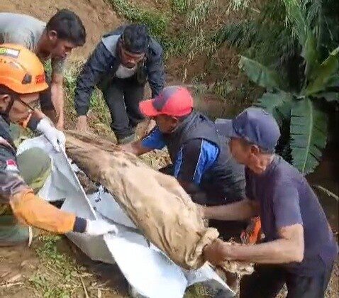 Tanah longsor di lahan pemakaman Desa Batulawang Kecamatan Cipanas mengakibatkan sejumlah jenazah keluar dari makamnya, Kamis (16/4/2026). (Foto : tangkapan layar)