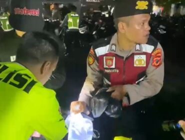 Petugas Kepolisian Resor Cianjur menemukan sejumlah cairan yang diduga akan dipolos untuk menjadi minuman keras serta obat-obatan terlarang saat Razia Knalpot Brong yang digelar pada Sabtu (18/4/2026). (Foto : Dok Polres Cianjur)