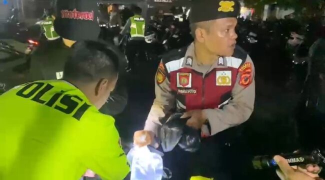 Petugas Kepolisian Resor Cianjur menemukan sejumlah cairan yang diduga akan dipolos untuk menjadi minuman keras serta obat-obatan terlarang saat Razia Knalpot Brong yang digelar pada Sabtu (18/4/2026). (Foto : Dok Polres Cianjur)