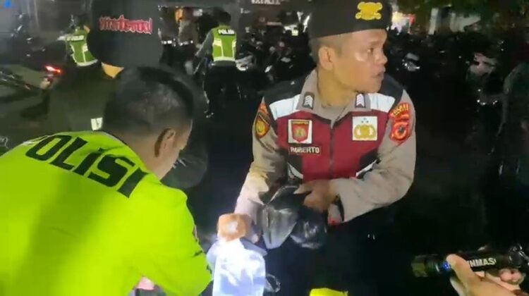 Petugas Kepolisian Resor Cianjur menemukan sejumlah cairan yang diduga akan dipolos untuk menjadi minuman keras serta obat-obatan terlarang saat Razia Knalpot Brong yang digelar pada Sabtu (18/4/2026). (Foto : Dok Polres Cianjur)