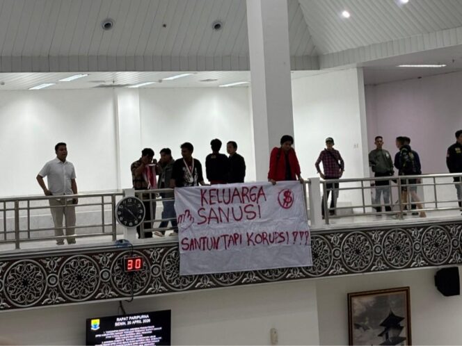 
					Sidang Paripurna DPRD Cianjur Ricuh, Mahasiswa Bentangkan Spanduk ‘Keluarga Sanusi’ di Hadapan Bupati