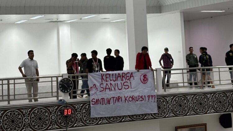 Sidang Paripurna DPRD Cianjur Ricuh, Mahasiswa Bentangkan Spanduk ‘Keluarga Sanusi’ di Hadapan Bupati