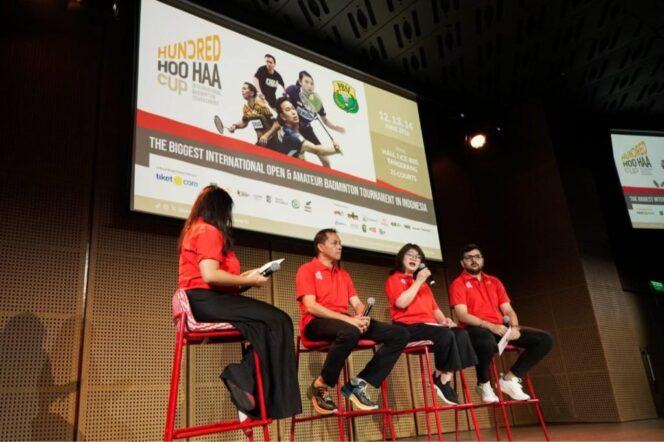 
					Marlev Mainaky (Dua dari kiri), Tournament Director HUNDRED HOO HAA CUP 2026, Marcia Hutagalung (Tiga dari kiri), Co-Founder HUNDRED HOO HAA CUP 2026, Sharan Kumar (Paaling Kanan), Marketing and Promotion Manager PT. Mentari Cemerlang Indonesia.