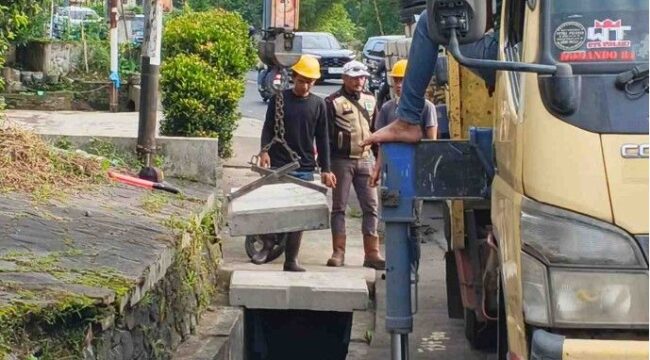 PetugasKementerian PUPR saat menutup drainaseyang terbuka di jalu Puncak-Cipanas, Jumat (3/4/2026)