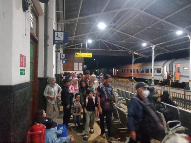 
					Banjir Cianjur Rendam Rel, KA Siliwangi Tertahan di Stasiun Cianjur