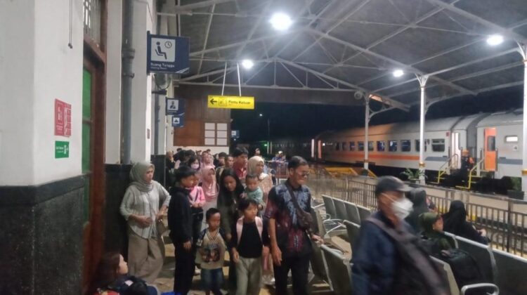 Banjir Cianjur Rendam Rel, KA Siliwangi Tertahan di Stasiun Cianjur