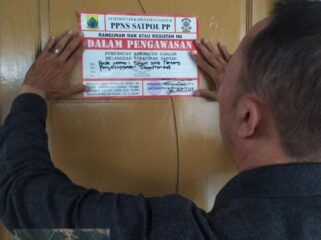 Petugas dari Satpol PP dan Damkar Kabupaten Cianjur memasang stiker pengawasan di Kawasan Wisata jamaras Agro Farm lantaran proses Perizinan yang belum lengkap, Selasa (14/4/2026). (Foto : Satpol PP dan Damkar Kabupaten Cianjur)