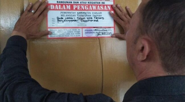 Petugas dari Satpol PP dan Damkar Kabupaten Cianjur memasang stiker pengawasan di Kawasan Wisata jamaras Agro Farm lantaran proses Perizinan yang belum lengkap, Selasa (14/4/2026). (Foto : Satpol PP dan Damkar Kabupaten Cianjur)