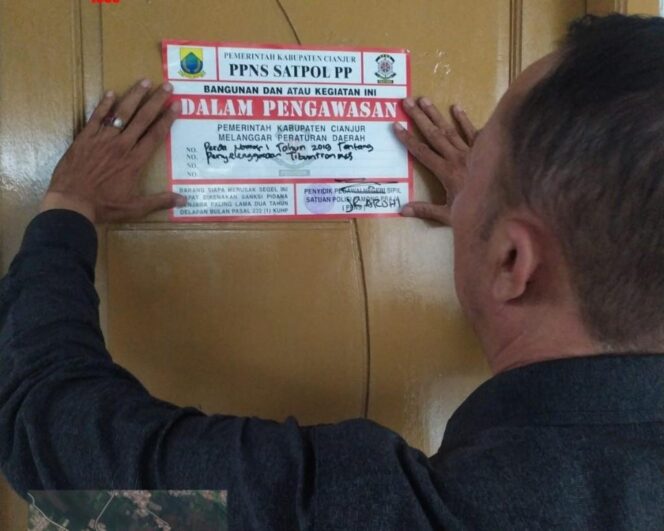 
					Petugas dari Satpol PP dan Damkar Kabupaten Cianjur memasang stiker pengawasan di Kawasan Wisata jamaras Agro Farm lantaran proses Perizinan yang belum lengkap, Selasa (14/4/2026). (Foto : Satpol PP dan Damkar Kabupaten Cianjur)