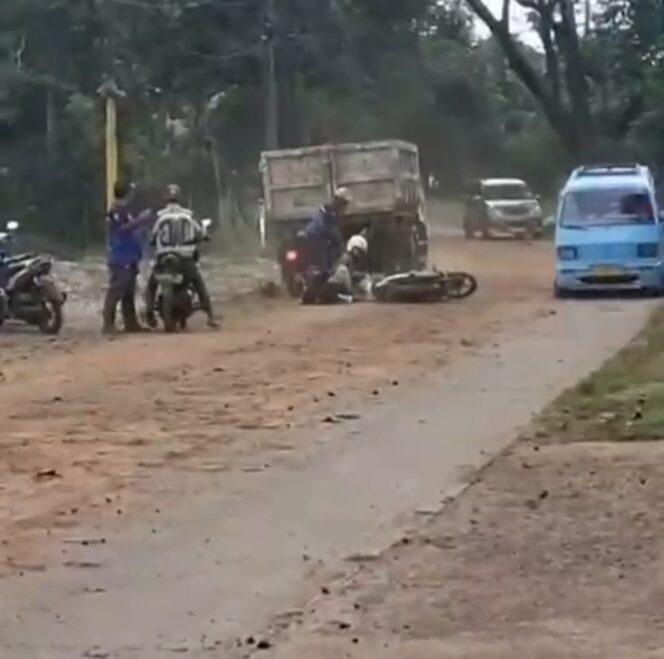 
					Jalan Licin di Mande Cianjur Akibat Ceceran Tanah Proyek, Pengendara Dilaporkan Terjatuh