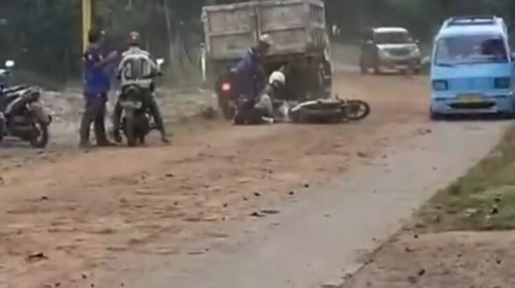Jalan Licin di Mande Cianjur Akibat Ceceran Tanah Proyek, Pengendara Dilaporkan Terjatuh