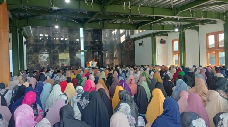 Hadirkan Ustad Evie Effendi, Tabligh Akbar Masjid Miftahussa’adah Cibeber  Dipadati Jamaah