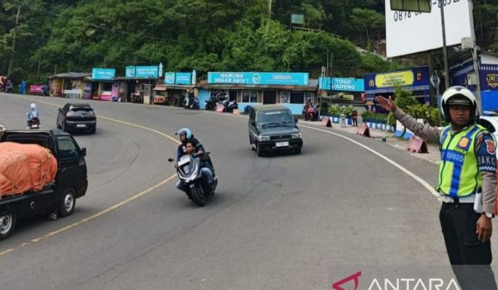 Volume Kendaraan Naik 20 Persen, Polres Cianjur Berlakukan One Way di Jalur Puncak