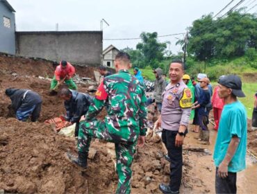 Petugas gabungan dibantu warga saat tengah mengevakuasi seorang buruh harian yang tertimbun longsor di Kecamatan pacet, kabupaten Cianjur, Senin (4/5/2026).