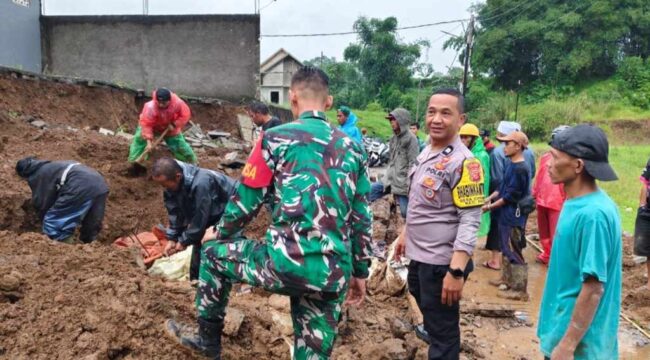 Petugas gabungan dibantu warga saat tengah mengevakuasi seorang buruh harian yang tertimbun longsor di Kecamatan pacet, kabupaten Cianjur, Senin (4/5/2026).