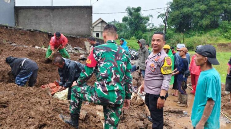 Petugas gabungan dibantu warga saat tengah mengevakuasi seorang buruh harian yang tertimbun longsor di Kecamatan pacet, kabupaten Cianjur, Senin (4/5/2026).