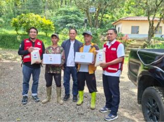 PMI Kabupaten Cianjur menyalurkan bantuan logistik kepada korban banjir di Desa Batulawang Kecamatan Cipanas, Rabu (6/5/2026).