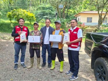 PMI Kabupaten Cianjur menyalurkan bantuan logistik kepada korban banjir di Desa Batulawang Kecamatan Cipanas, Rabu (6/5/2026).