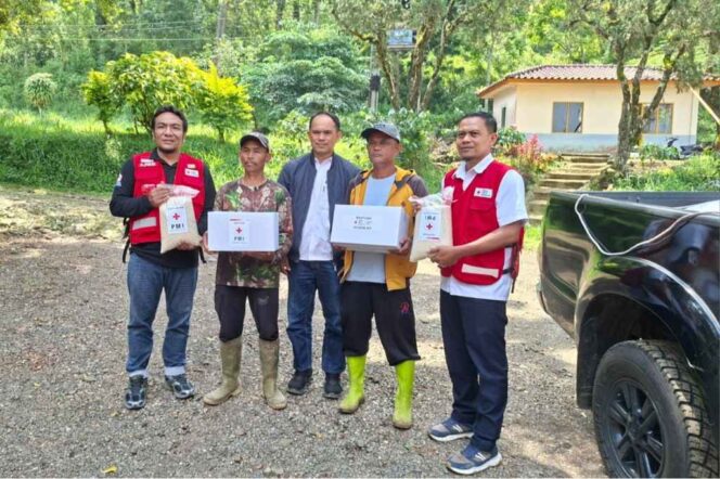 
					PMI Kabupaten Cianjur menyalurkan bantuan logistik kepada korban banjir di Desa Batulawang Kecamatan Cipanas, Rabu (6/5/2026).