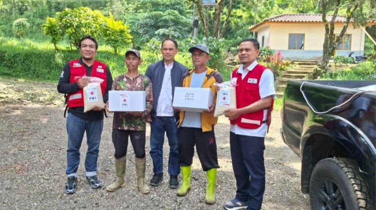 PMI Kabupaten Cianjur menyalurkan bantuan logistik kepada korban banjir di Desa Batulawang Kecamatan Cipanas, Rabu (6/5/2026).