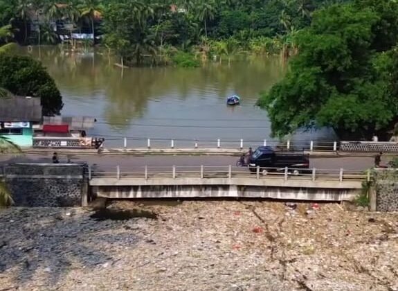 Musim Hujan, Sungai Cikundul Cianjur Dipenuhi Sampah Kiriman hingga Timbulkan Bau Menyengat