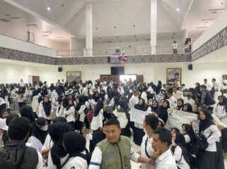 Guru honorer Cianjur saat menggelar unjuk rasa di Gedung DPRD Kabupaten Cianjur beberapa waktu lalu. (foto : Ario Rosmana)