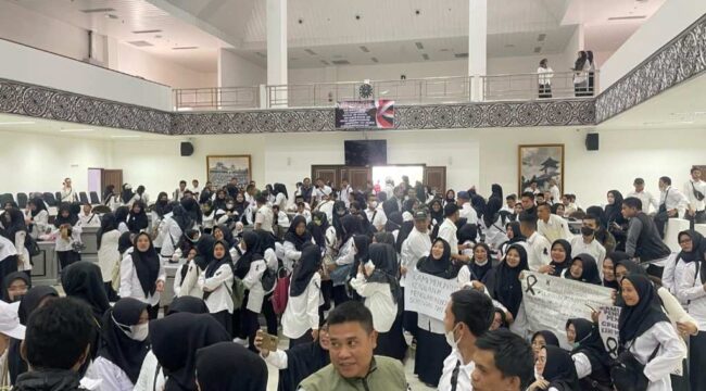 Guru honorer Cianjur saat menggelar unjuk rasa di Gedung DPRD Kabupaten Cianjur beberapa waktu lalu. (foto : Ario Rosmana)