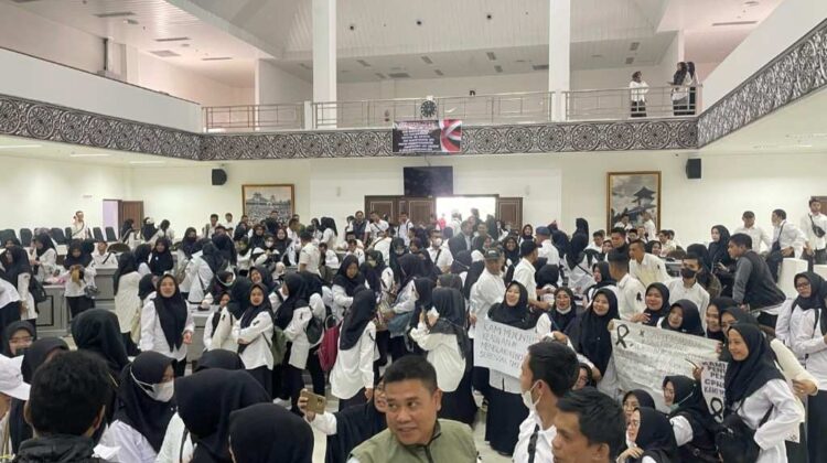 Guru honorer Cianjur saat menggelar unjuk rasa di Gedung DPRD Kabupaten Cianjur beberapa waktu lalu. (foto : Ario Rosmana)