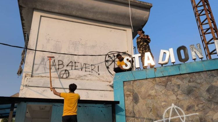 Sambut HUT Bhayangkara ke-80, Polres Cianjur Bersihkan Vandalisme di Stadion Badak Putih