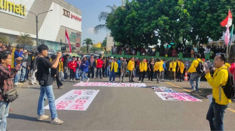 Mahasiswa Cianjur Blokade Jalur Menuju Puncak, Soroti Program MBG hingga Kondisi Ekonomi